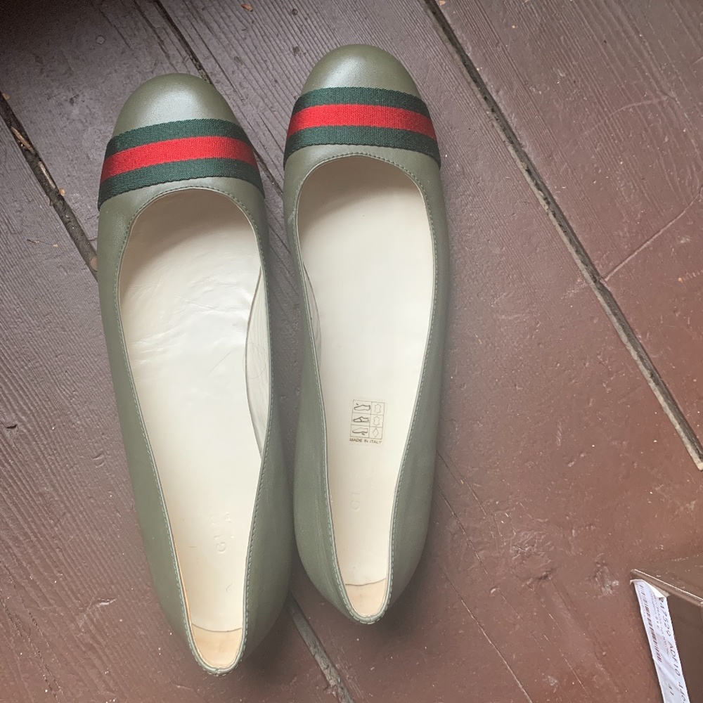 Gucci stripe flat logo olive 41 10/11  $450 MRSP